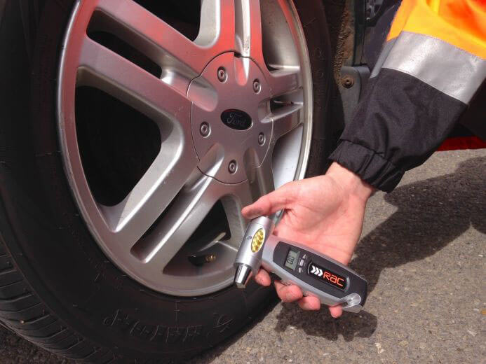 Measuring car tyre pressure using digital gauge